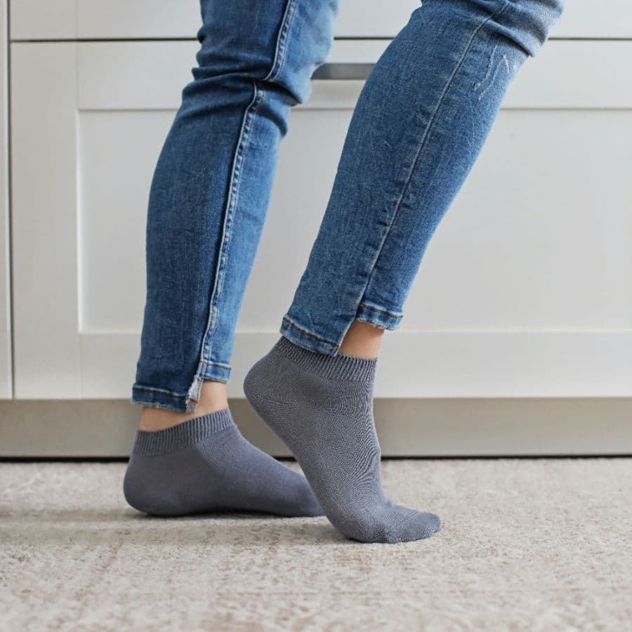 Grey ankle socks with ribbed cuff